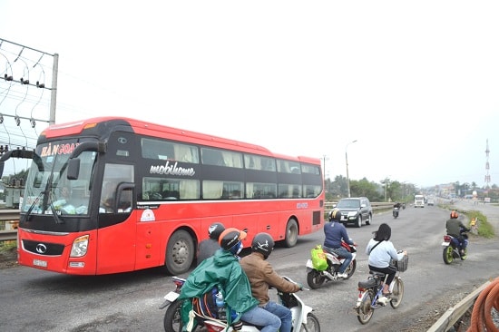 Một phương tiện từ bắc đi vào nam đón khách. Ảnh: CT