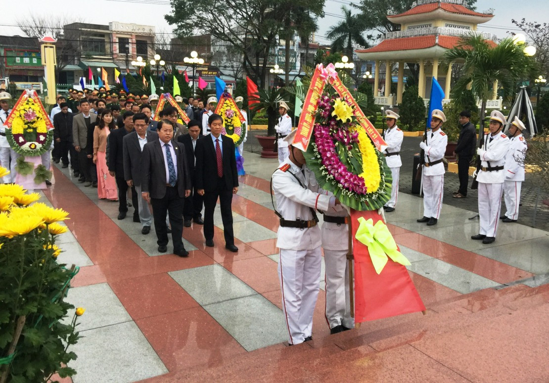 Lãnh đạo thành phố đặt vòng hoa tại nghĩa trang liệt sĩ trung tâm thành phố.