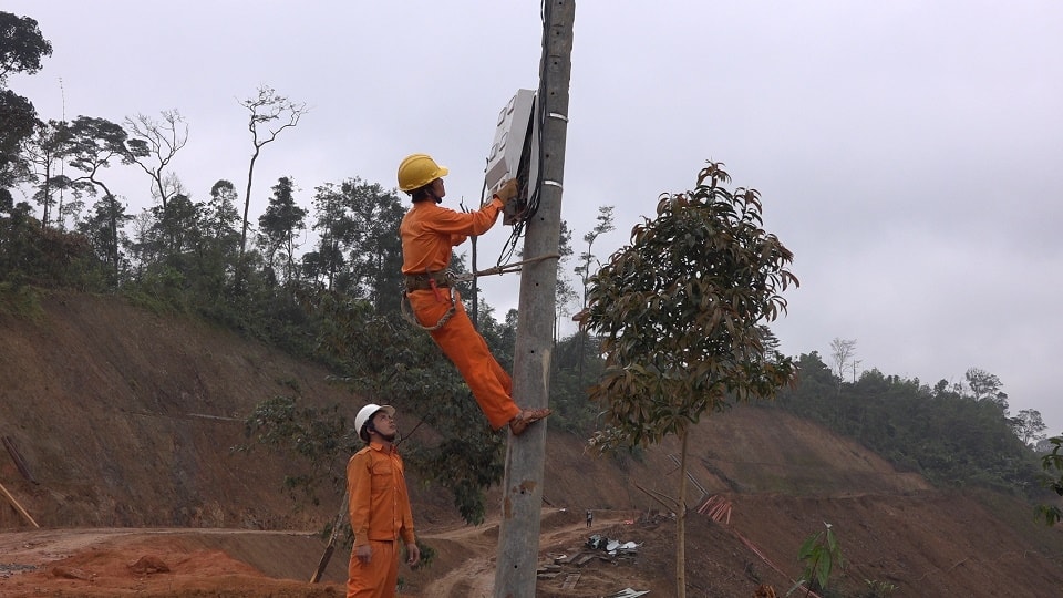 Mặc dù thời tiết thất thường nhưng ngành điện đã nỗ lực, gấp rút hoàn thành việc cấp điện tại khu dân cư Khe Chữ trước Tết. Ảnh: THANH THẮNG