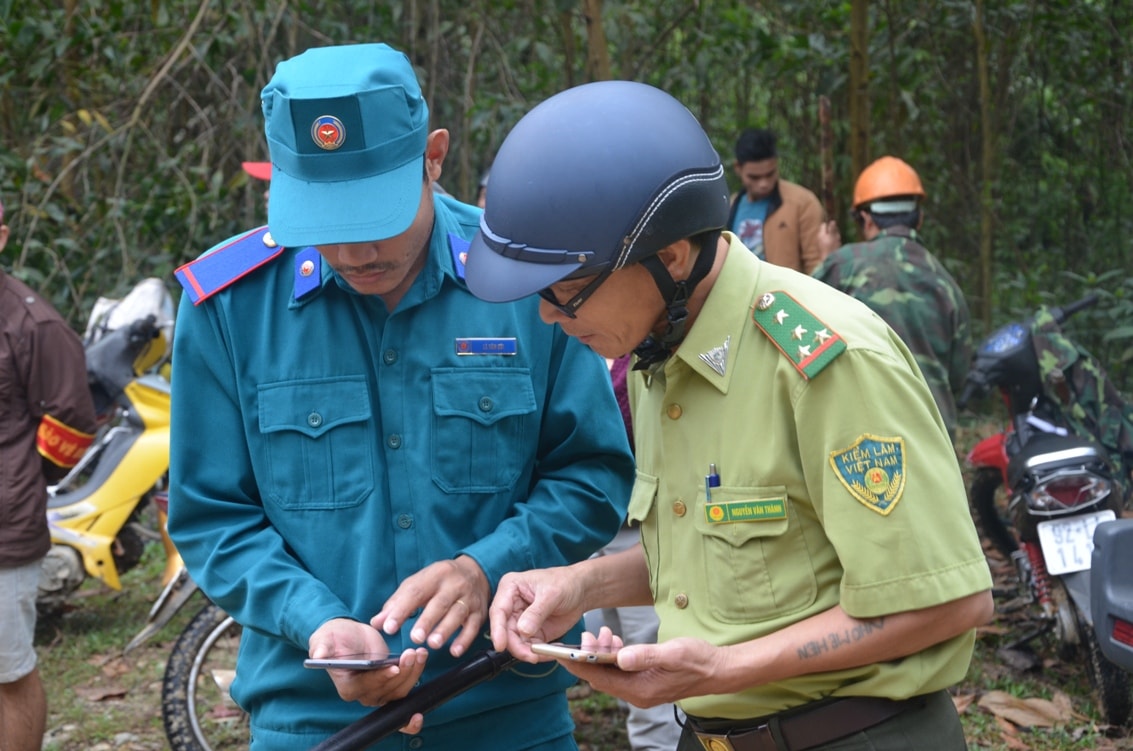 Lực lượng chức năng đang dùng điện thoại định vị vị trí tuần tra rừng tại vùng Bà Nà – Núi Chúa, khu vực giáp ranh giữa huyện Đông Giang (Quảng Nam) và huyện Hòa Vang (Đà Nẵng).