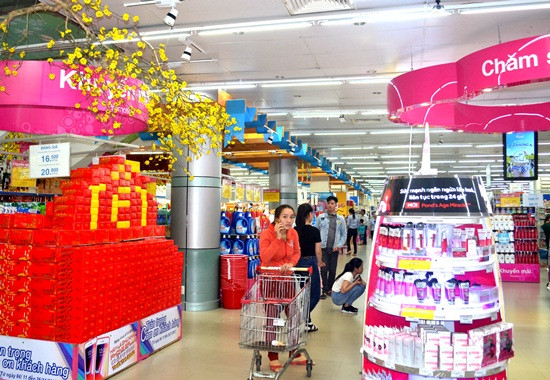 Người tiêu dùng mua sắm tết ở Co.opMart Tam Kỳ. Ảnh: Việt Quang