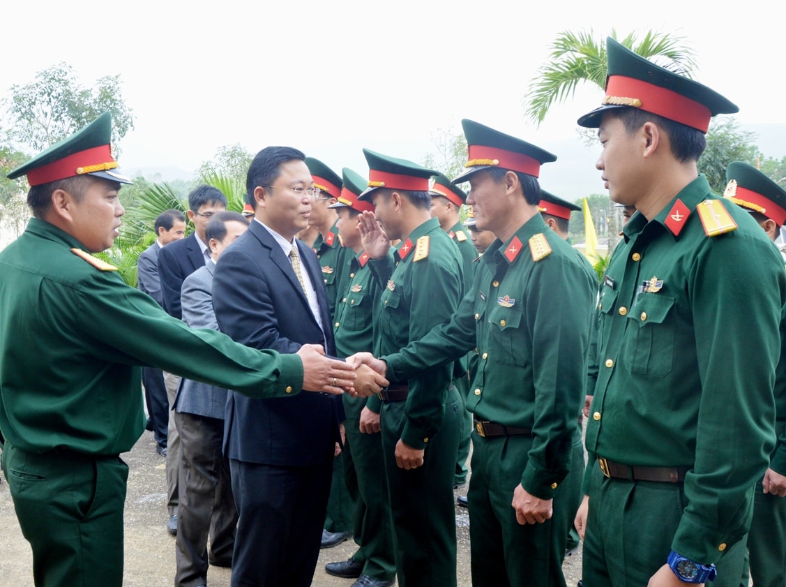 Phó Chủ tịch UBND tỉnh Lê Trí Thanh chúc tết Trung đoàn 885.