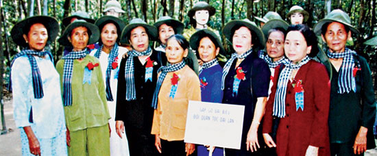 Bà Hồ Thị Kim Thanh (thứ tư từ trái sang) trong lần gặp gỡ mẹ chị tham gia đội quân tóc dài thời chiến. Ảnh: Lê Năng Đông