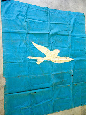 Hiện vật lá cờ mang hình “chim bồ câu trắng” do đoàn người biểu tình của xã Kỳ Anh mang theo trên đường tiến về tỉnh đường Quảng Tín trong Tổng tiến công và nổi dậy Xuân Mậu Thân.  Ảnh: VĂN BÍNH