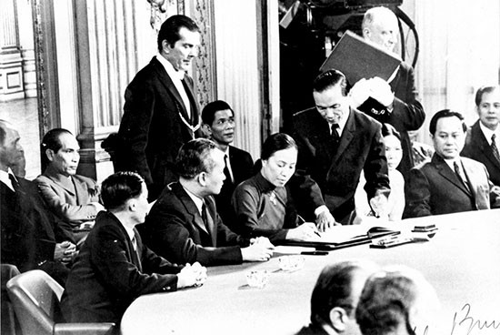 Bà Nguyễn Thị Bình ký kết Hiệp định Paris ngày 27.1.1973.  Ảnh tư liệu