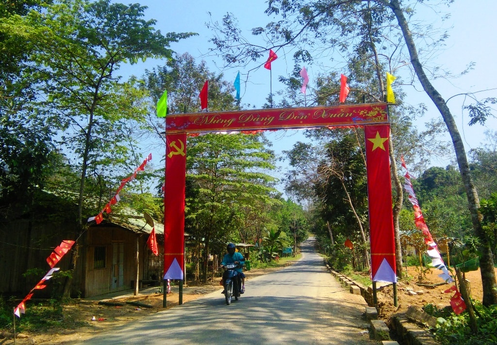 Cổng chào mừng xuân mới được dựng lên tại các ngả đường vùng cao lộng lẫy, trang hoàng.