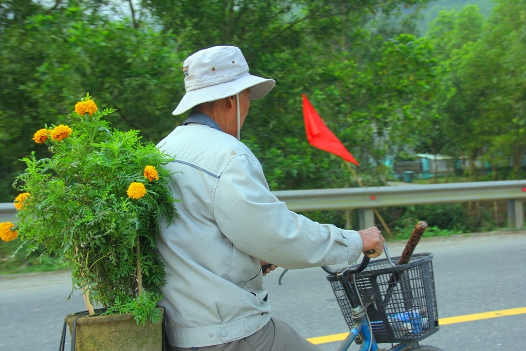 Mang tết về nhà trên chiếc xe đạp cũ.