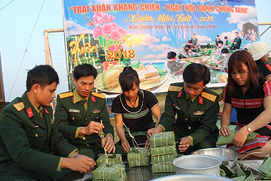 Tuổi trẻ LLVT tỉnh tổ chức gói bánh chưng xanh tặng người nghèo tại huyện Nam Giang.