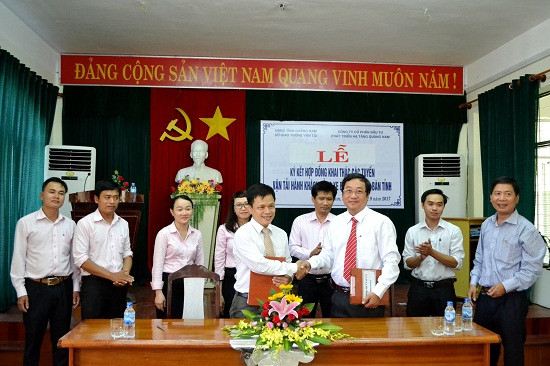 Ông Lê Văn Sinh (đứng hàng trước, bên phải) ký hợp đồng đặt hàng doanh nghiệp cung cấp dịch vụ xe buýt chất lượng cao. Ảnh: CT