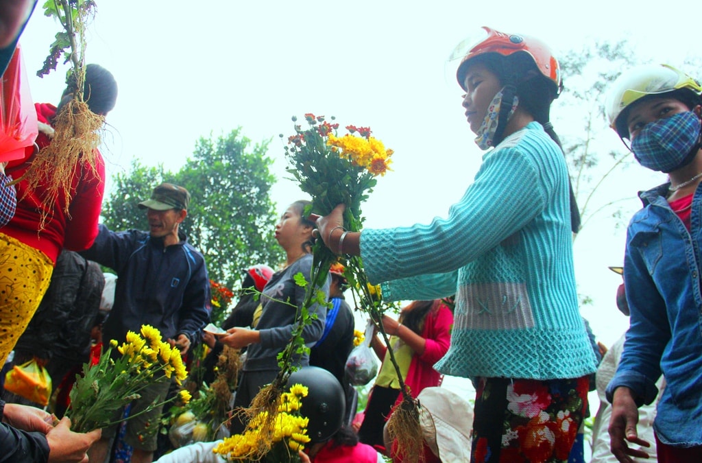 Những bông hoa tươi được đồng bào lựa chọn để trang trí trên bàn thờ tổ tiên ngày tết.