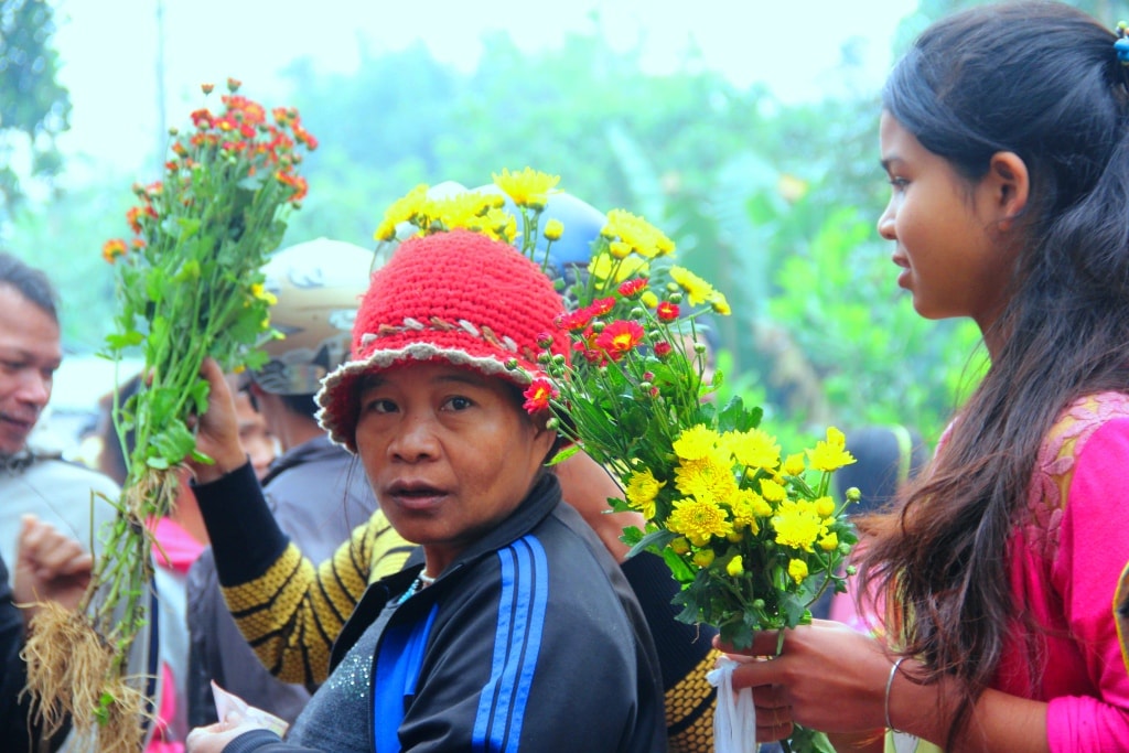 Những người phụ nữ vừa tranh thủ chọn mua hoa tươi, rồi tất bật sang chọn lựa thịt heo, gia vị, gà vịt. Xong xuôi, họ lại vội vã trở về nhà, cùng chồng con chuẩn bị mâm cúng tất niên.