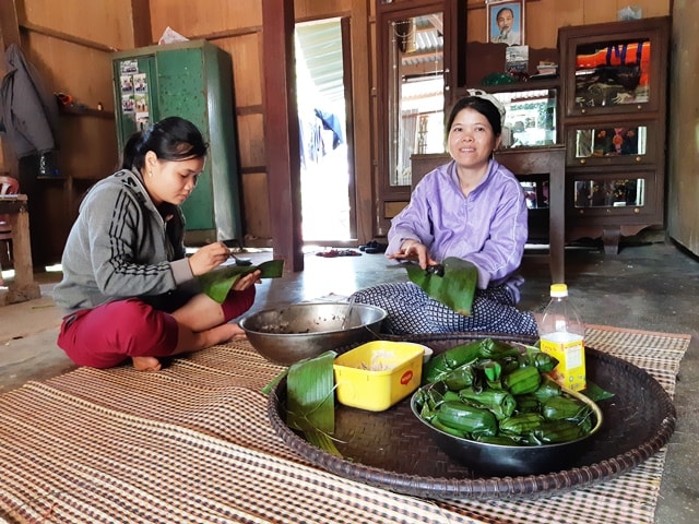 Gói bánh ít lá gai ăn tết. Ảnh: TRIÊU NHAN