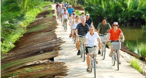 Tourists in Cam Thanh