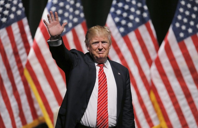 Tỷ phú Donald Trump, sinh ngày 14/6/1946, là đương kim Tổng thống Mỹ. Trước khi tham gia chính trường, ông từng là một doanh nhân thành đạt và là ngôi sao truyền hình thực tế của Mỹ. Các chuyên gia phong thủy dự đoán ông Trump sẽ gặp nhiều trắc trở trong “năm tuổi” Mậu Tuất 2018, đặc biệt là khi có sự xung đột giữa yếu tố Hỏa và Thổ. (Ảnh: Getty)