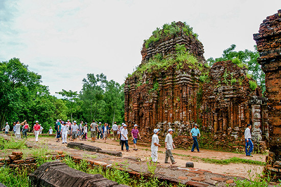 Du khách châu Á tham quan Mỹ Sơn. Ảnh: PHƯƠNG THẢO