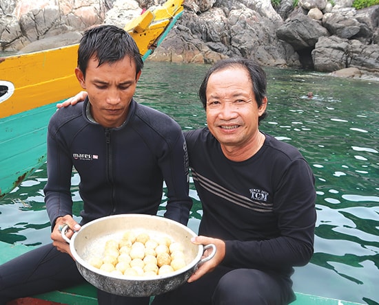  Ông “Ái rùa”  (bên phải) vui khi thấy rùa tự nhiên về đẻ trứng dưới biển Cù Lao Chàm.