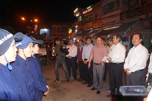 Phó Chủ tịch Thường trực UBND tỉnh Huỳnh Khánh Toàn và lãnh đạo TP.Tam Kỳ tặng quà cho công nhân môi trường đô thị trên đường phố gần khu vực chợ Tam Kỳ.