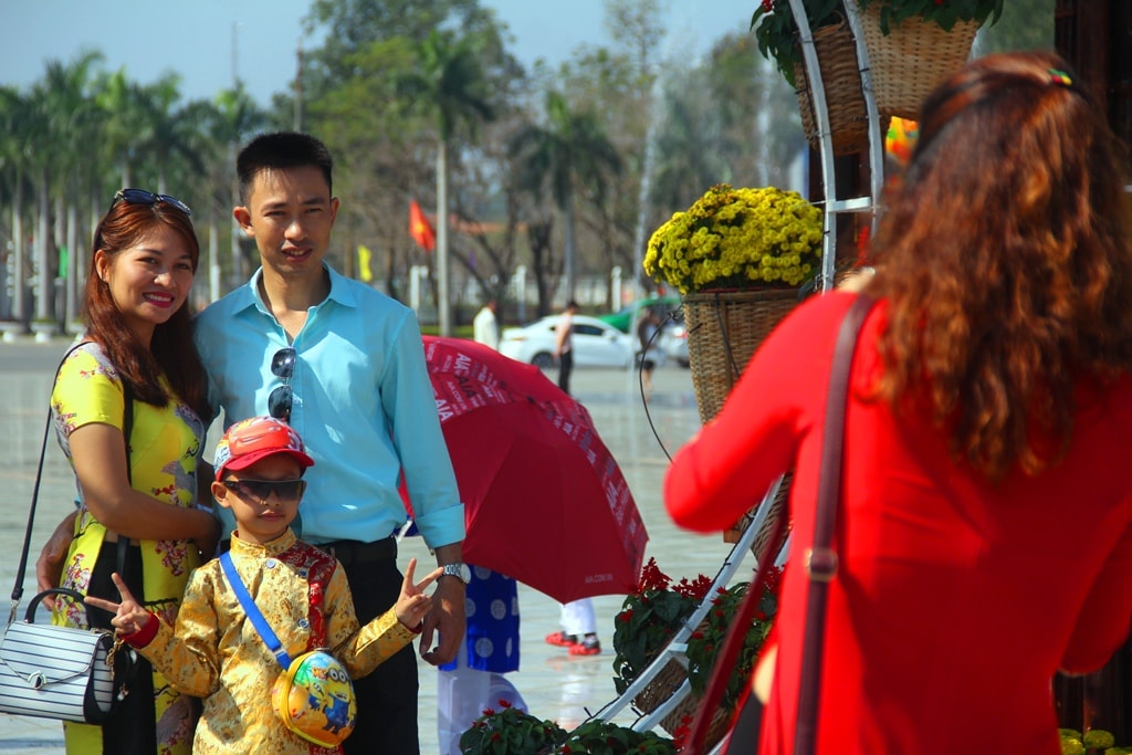 Các du khách ghi lại khoảnh ý nghĩa trong ngày đầu năm 2018, bên những luống hoa tươi đủ sắc màu.