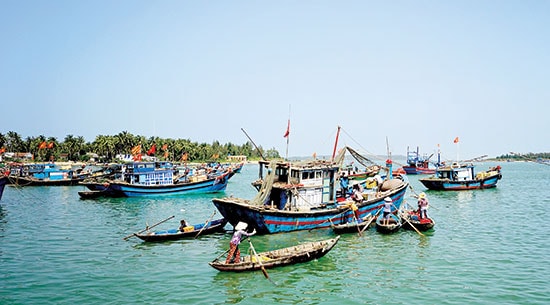 Nhộn nhịp mua bán hải sản trên biển. Ảnh: PHƯƠNG THẢO