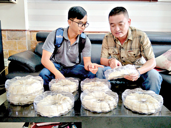 Anh Lê Quốc Thanh (bên phải) giới thiệu sản phẩm yến sào Quảng Nam cho khách hàng tại TP. Hồ Chí Minh. Ảnh: L.D
