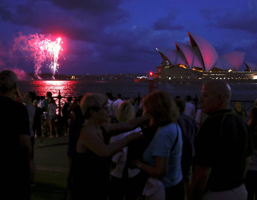 Trong đêm giao thừa Tết Mậu Tuất 2018, bên cạnh pháo hoa thắp sáng bầu trời, nhà hát Opera nổi tiếng của Australia được bao phủ sắc đỏ, tượng trưng cho vận may và hạnh phúc trong năm. 
