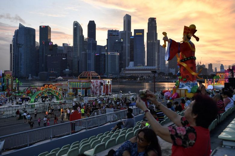 Người dân tại Singapore đón năm mới 2018 pha lẫn nét đẹp phong tục truyền thống bên cạnh các công trình kiến trúc hiện đại tại Vịnh Marina xinh đẹp.
