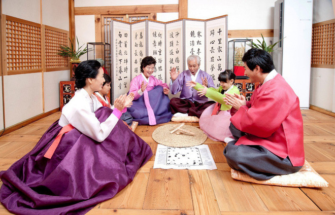 Về thăm quê hương, đoàn tụ gia đình, thờ cúng tổ tiên là rất quan trọng đối với những người Hàn Quốc nói riêng và các nước đón tết cổ truyền tại châu Á nói chung