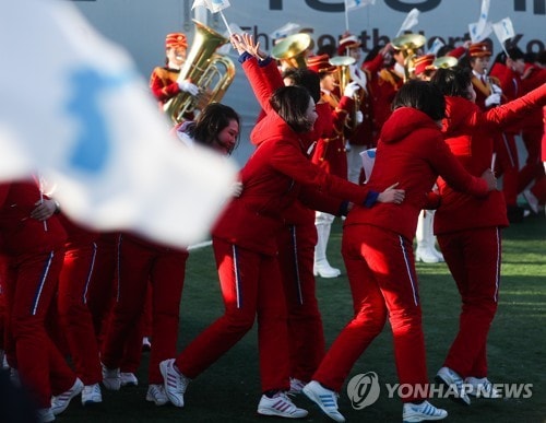 Các cô gái trẻ nhanh chóng khuấy động không khí trong màn trình diễn. (Ảnh: Yonhap)