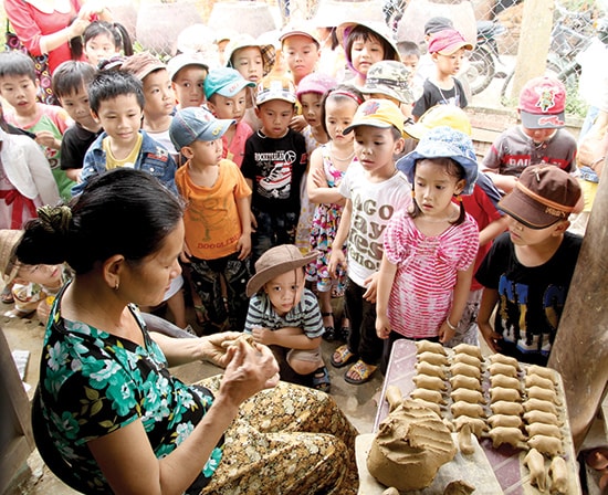 Các cháu thiếu nhi thăm làng gốm Thanh Hà.