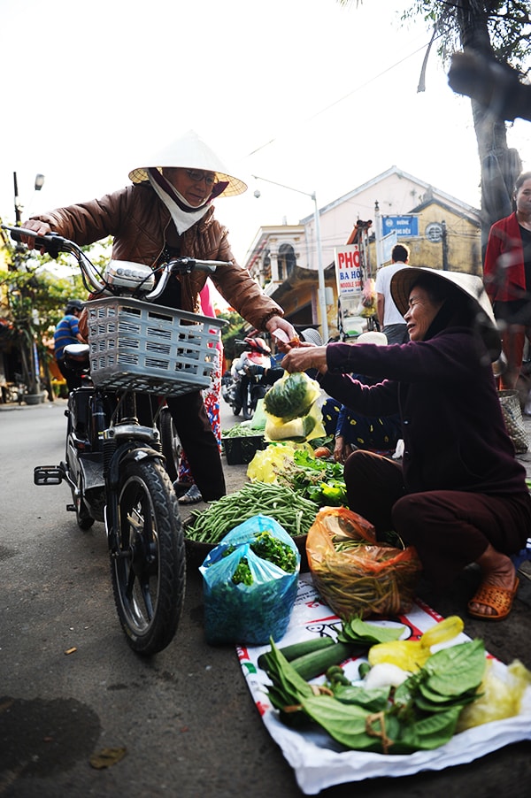 Buổi chợ mở hàng đầu năm đơn giản sản vật cây nhà lá vườn. Ảnh: MINH HẢI