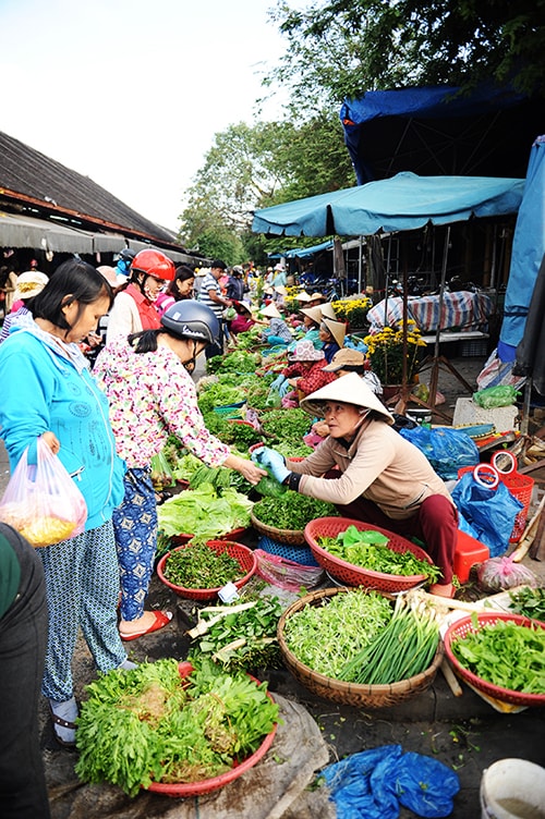 Rau tươi hút hàng, đặc biệt phiên chợ đầu năm toàn là phụ nữ. Ảnh: MINH HẢI