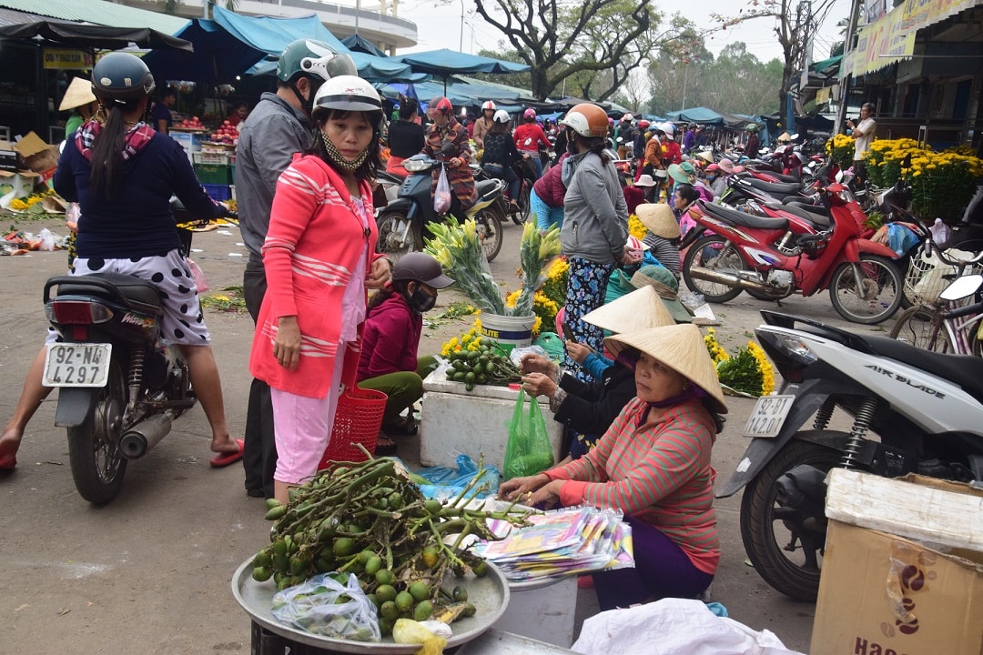 Sáng ngày mùng 3 tết, tại chợ Tam Kỳ, người dân họp chợ rất đông, không khí trở nên rộn ràng. Ảnh: THANH THẮNG