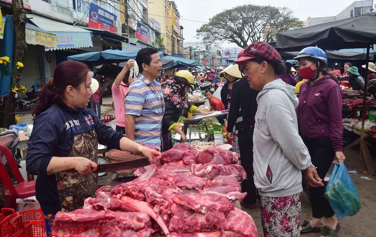 Thịt heo làịmặt hàng bán rất chạy trong sáng mùng 3 tết. Ảnh: THANH THẮNG.