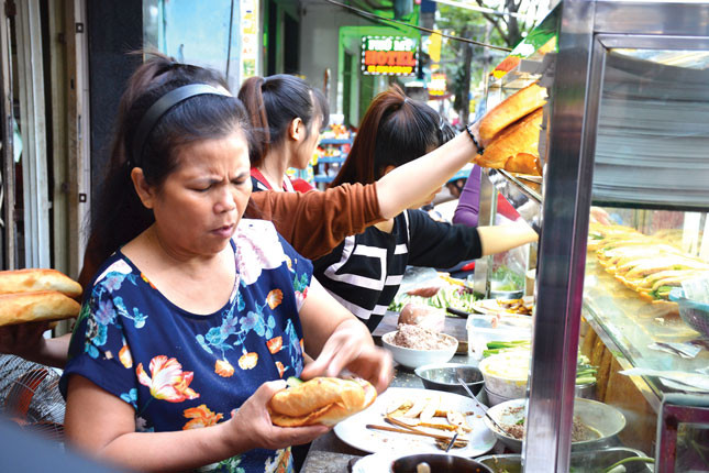 Có mặt hơn 30 năm tại Đà Nẵng, bánh mì bà Lan luôn được nhân viên chuẩn bị chỉn chu từng công đoạn trước khi bán cho khách. Ảnh: Đoàn Lương