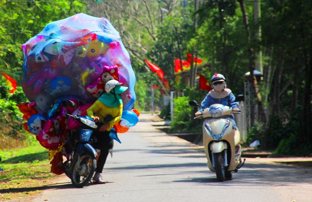 Đâu đó, giữa không khí nhộn nhịp của mùa xuân, vẫn còn những chuyến xe mưu sinh của người dân nghèo. Họ tranh thủ ngày tết để bán đồ chơi phục vụ nhu cầu của du khách.