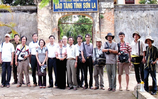 Văn nghệ sĩ Quảng Nam đi thực tế ở Tây Bắc. Trong ảnh: Thăm nhà tù Sơn La.