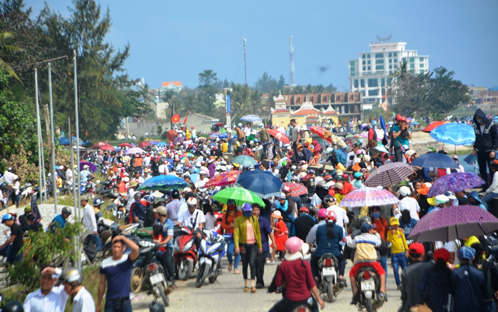 Hàng nghìn người dân Lý Sơn và du khách đi xem lễ hội đua thuyền đầu năm. Ảnh: XUÂN THỌ