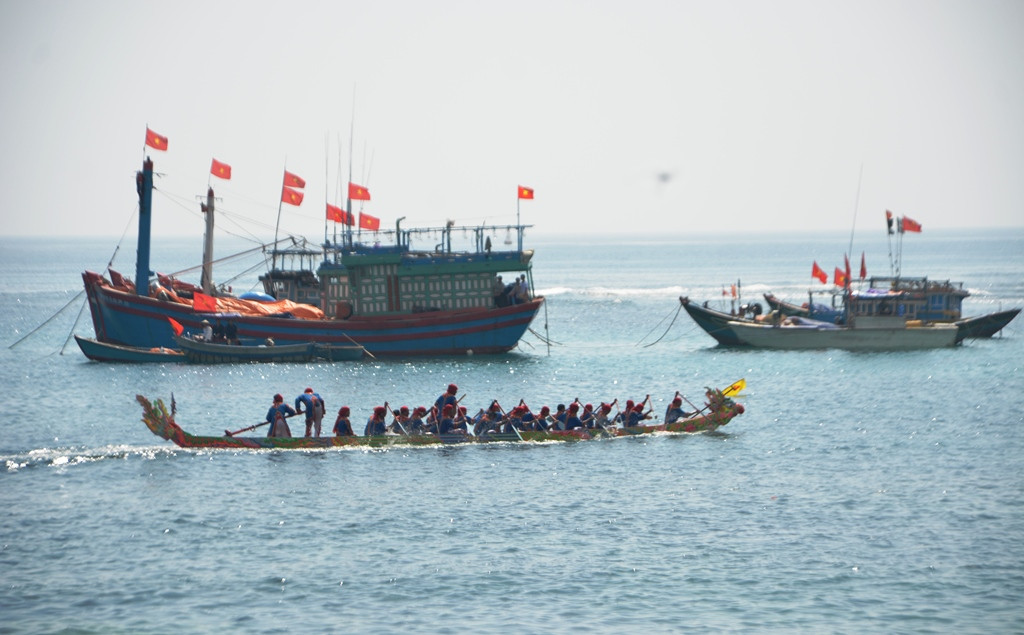 Kết thúc ngày đua đầu tiên, thuyền Phụng xã An Vĩnh (ảnh) và thuyền Phụng xã An Hải về nhất. Ảnh: XUÂN THỌ