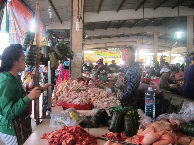 Dù nguồn cung các mặt hàng thực phẩm tươi sống khá dồi dào nhưng sức mua dịp Tết không tăng. Ảnh: H.ĐĂNG