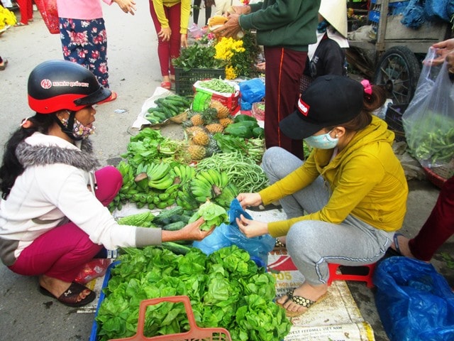 Chợ thực phẩm ngày 30 Tết không mấy biến động về giá so với ngày thường. Ảnh: H.ĐĂNG