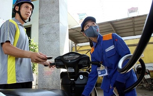 Giá xăng RON95 giảm tối thiểu 400 đồng/lít