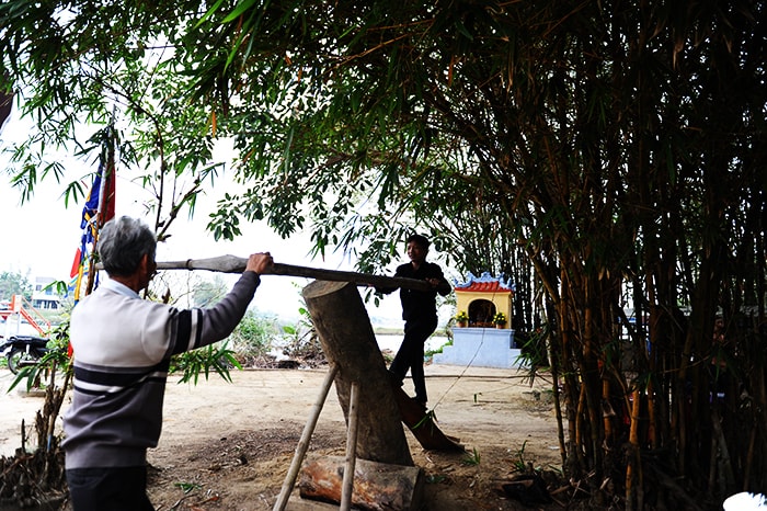 Các thợ cũng phát mộc đầu năm. Ảnh: HẢI - LỘC