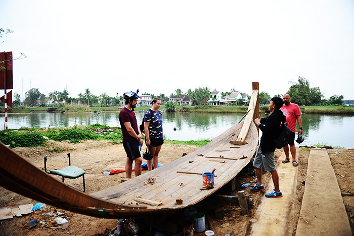 Mỗi năm làng Kim Bồng đón hơn 110 ngàn lượt du khách đến tham quan. Ảnh: HẢI - LỘC
