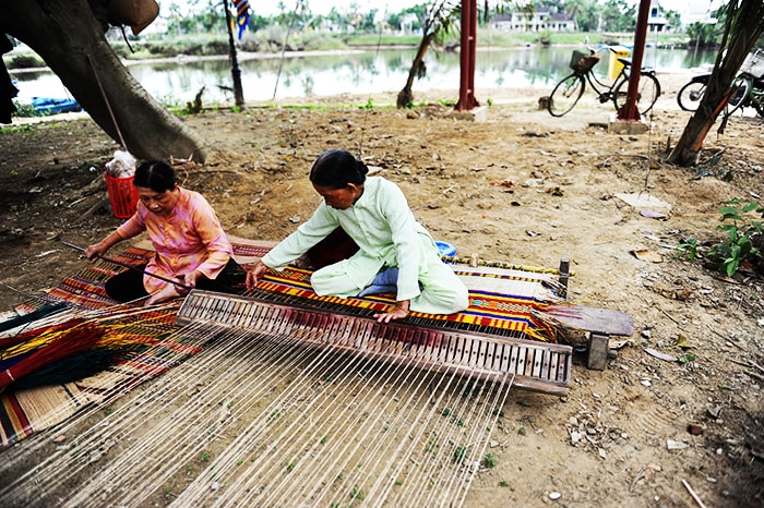 Nghề dệt chiếu cũng khai trương ngày giỗ tổ. Ảnh: HẢI - LỘC