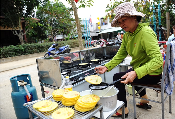 Giới thiệu ẩm thực làng quê Kịm Bồng. Ảnh: HẢI - LỘC