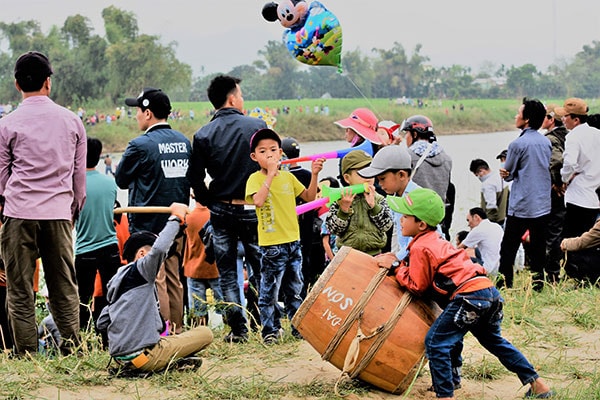 Những cổ động viên nhí!