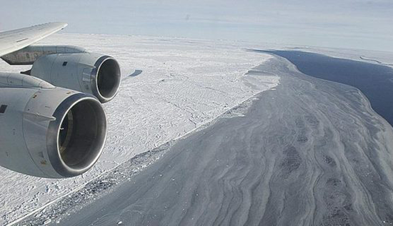 Các nhà khoa học đang đua với thời gian để khám phá bí ẩn vùng Nam cực. Ảnh: Michael Studinger/NASA