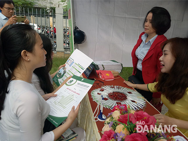 Thí sinh tìm hiểu thông tin về các trường đại học tại ngày hội tư vấn tuyển sinh do Sở GD&ĐT Đà Nẵng tổ chức.