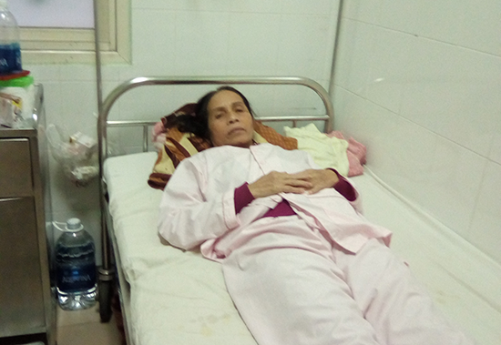 Bà Hà Thị Thắm đang nằm điều trị tại Bệnh viện Trung ương Huế. Ảnh: H.D