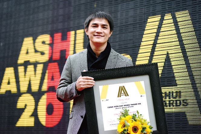 Nguyen Van Nguyen and his Ashui Award.